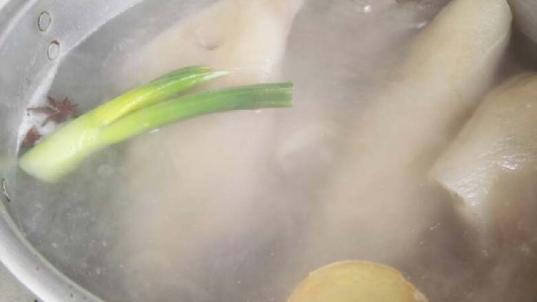 灌汤包,肉皮先焯水以后放大茴、葱段、姜片水熬制