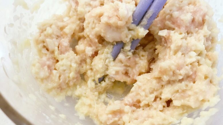 宝宝辅食：藕馅小馄饨-12M+ ,继续用筷子充分搅拌均匀，上图就是最终的肉藕馅状态。