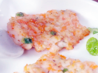 香煎虾饼-宝妈首选的补钙儿童餐,装盘