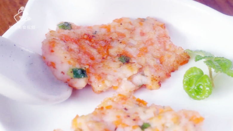 香煎虾饼-宝妈首选的补钙儿童餐,装盘