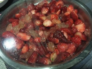 草莓酱,搅拌均匀后，保鲜膜密封起来，放冰箱冷藏一天