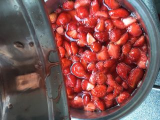 草莓酱,连同汁水一起倒入锅中