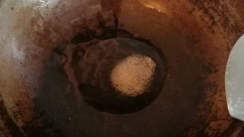干豆角烧排骨,冷锅冷油，放入15克白糖，用小火烧至融化呈焦糖色