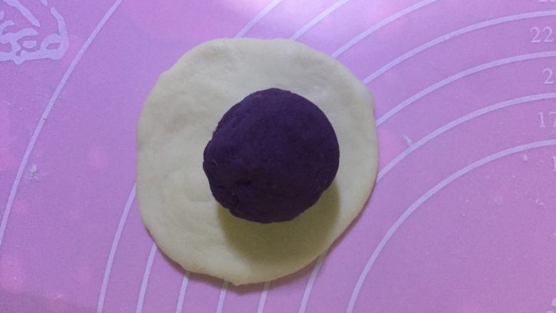蒸紫薯馅馒头,将每个小剂子用擀面杆将面团擀成圆形，再包入紫薯馅，包成圆形即可