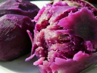 紫薯红豆羹,紫薯洗净切块状放到锅里蒸熟。
