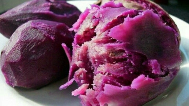 紫薯红豆羹,<a style='color:red;display:inline-block;' href='/shicai/ 2643'>紫薯</a>洗净切块状放到锅里蒸熟。
