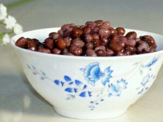 紫薯红豆羹,红豆提前浸泡4小时左右放到电饭锅里蒸煮熟装碗里备用。