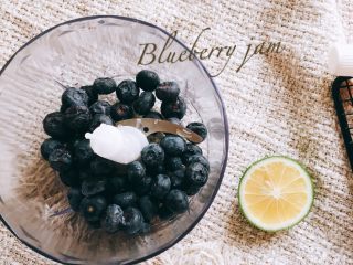 手残星人也能简单做美味-蓝莓果酱,把蓝莓放入搅拌机，可以不要打成全碎，这样吃到一点蓝莓口感更好
