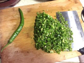 假鱼海椒,青椒洗净切碎。左手边的青椒就是样品，切碎就好😉