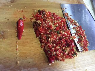 假鱼海椒,小米辣切碎。辣椒都是根据个人口味来添加哦，不会吃辣的宝宝们要少弄一点😜