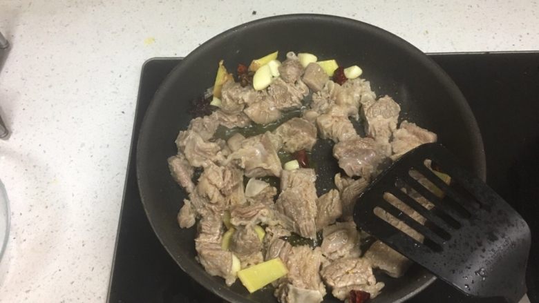红烧牛肉（大白豆+小芒果版）,倒入刚刚的牛肉，翻炒裹油