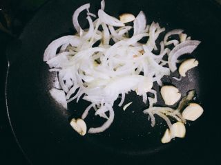 完全不用加调料的天然美味-日式杂炊,放入洋蔥炒到微透