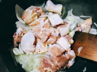 完全不用加调料的天然美味-日式杂炊,把鸡肉入锅
