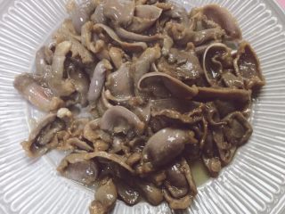 川菜家常菜----爆炒酸辣郡肝,炒断生出锅盛入盘中备用。