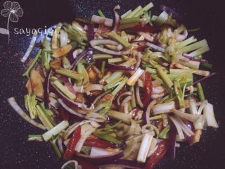 川菜家常菜----爆炒酸辣郡肝,然后放入芹菜和洋葱翻炒片刻。