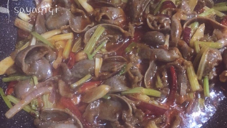 川菜家常菜----爆炒酸辣郡肝,炒至洋葱熟透就可以起锅了。