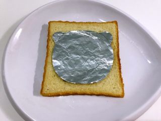 小熊卡通吐司面包搭配出的养颜早餐，绝对不能错过,图案锡纸放面包上。