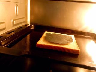 小熊卡通吐司面包搭配出的养颜早餐，绝对不能错过,入烤箱，上下火180度10分钟。