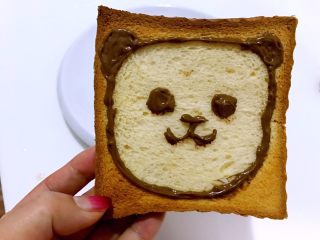 小熊卡通吐司面包搭配出的养颜早餐，绝对不能错过,按烤出的形状画卡通图案。