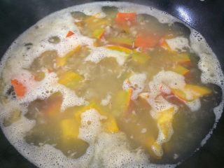 煲炖花生小金瓜,慢慢的炖煮你就会看到南瓜的美味全部被炖煮出来