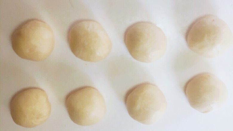 卡士达草莓挞											,将一次发酵后的面团分成8等份。将面团重新团成团后，缝口，盖上湿毛巾，醒面(十分钟)														
														