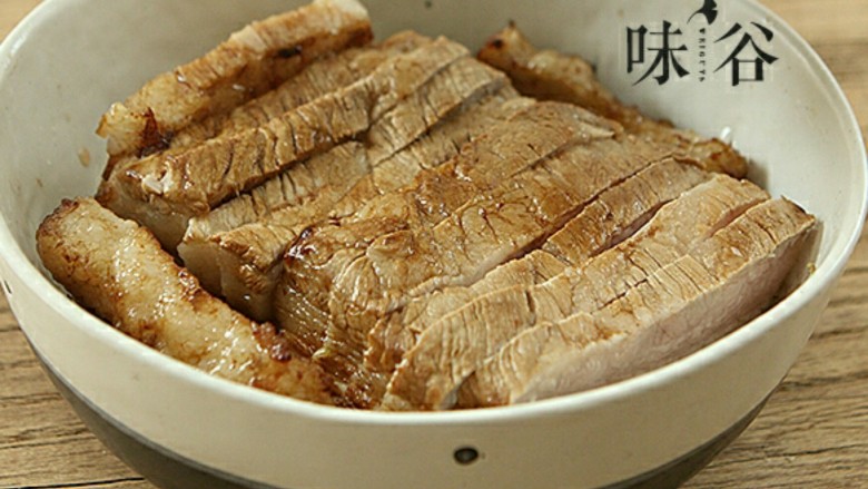 梅菜扣肉,肉皮朝下码好在碗里。