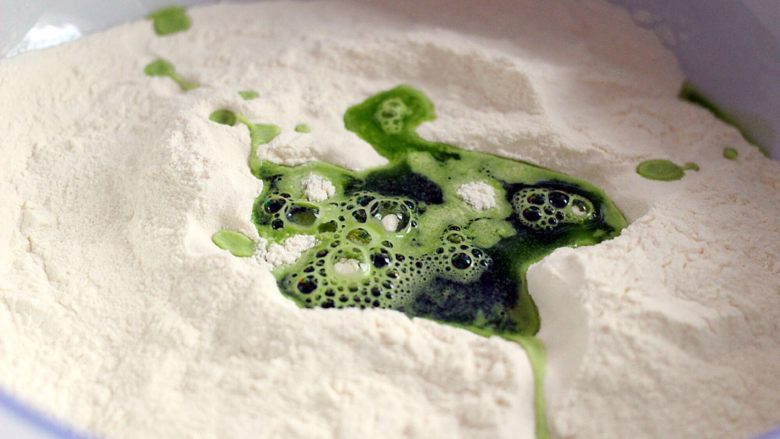 翡翠鲅鱼酸汤馄饨,面粉里慢慢加入过滤后的菠菜汁