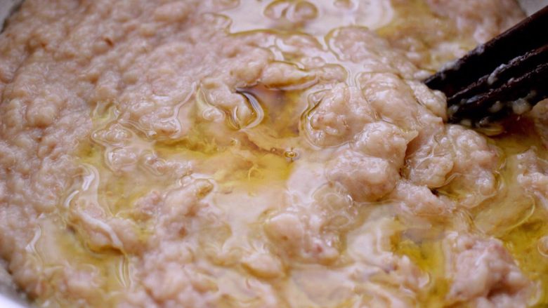 翡翠鲅鱼酸汤馄饨,现在开始加盐和食用油继续搅拌上劲