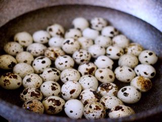 普洱茶卤鹌鹑蛋（王氏私房菜),浸泡以后洗净、放入盛入清水的锅中