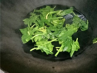 自制青团,锅里倒入清水烧开；放入菠菜叶焯水至菠菜变色；