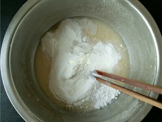 自制青团,再调入糯米粉，面粉，白糖，44g清水，玉米油；