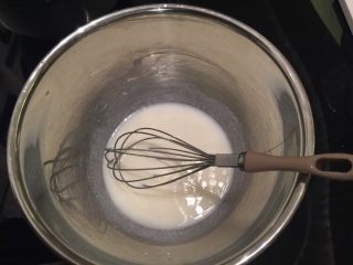 芭比豆沙裱花蛋糕,牛奶和玉米油混合，搅拌至乳化