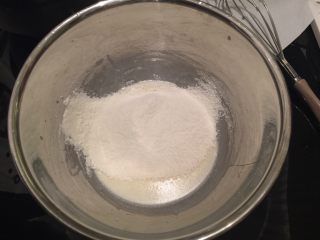 芭比豆沙裱花蛋糕,筛入低粉，拌至无干粉