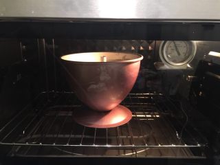 芭比豆沙裱花蛋糕,烤箱预热150度上下火最底层55分钟左右