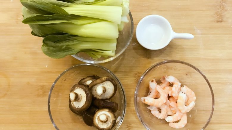 宝宝辅食：一颗虾仁包子-18M+,发酵时，开始准备馅料，虾仁小芽直接用了之前没用完滴。