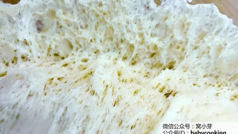 宝宝辅食：一颗虾仁包子-18M+,待面团发酵完成，此时用手沾面粉戳面团，不塌陷不回弹即可，面团内部组织形成蜂窝状的孔洞，均匀细密。
》这是发酵成功的特征，大家制作的中途也要注意观察。