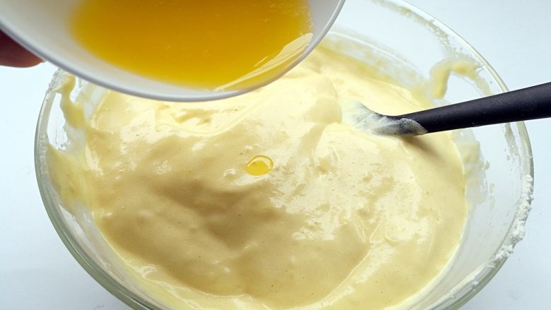 棒棒糖蛋糕,再加入融化的黄油迅速拌均匀。