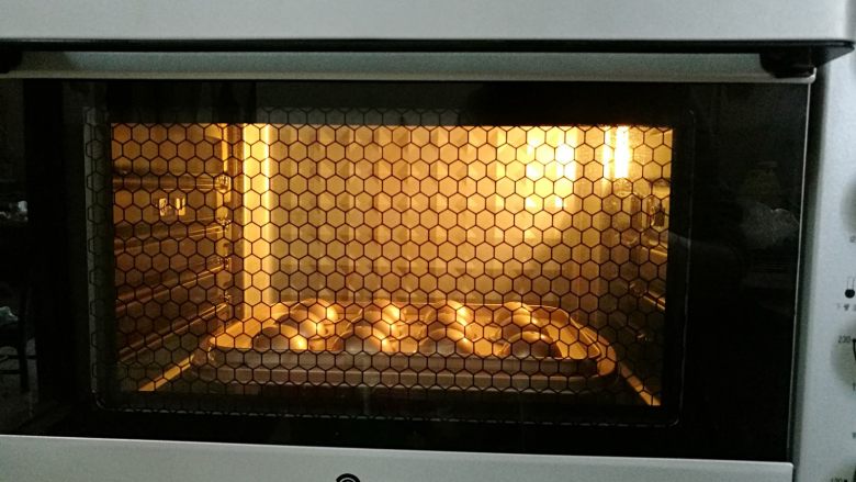 棒棒糖蛋糕,放入预热好的烤箱150℃烤18分钟左右。