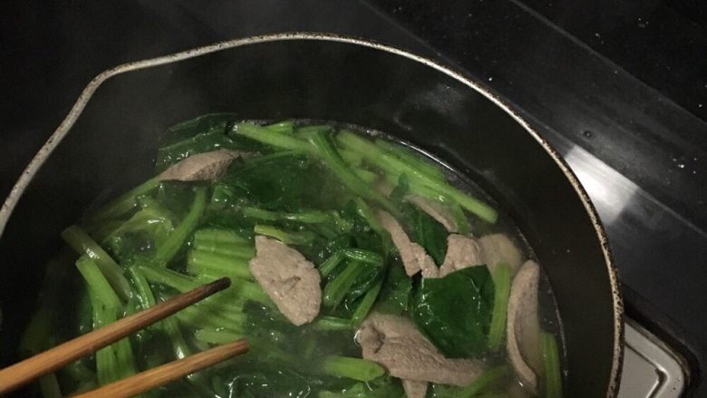 猪肝瘦肉粥,菠菜猪肝汤，名副其实呀，煮开水，猪肝跟过水的菠菜直接放进去，加调料，搞定！