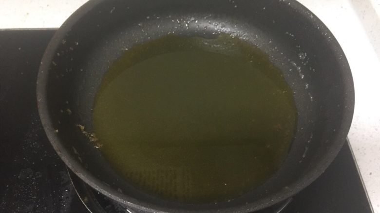 干烧泡椒带鱼,锅里倒一点油，待七层热了就可以下下列调料了