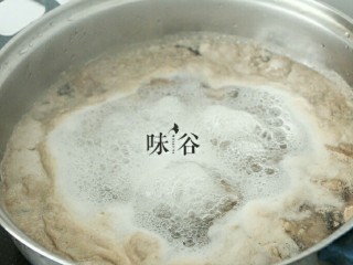 电饭煲版咖喱牛腩,牛腩入锅加清水煮开1分钟，煮出血沫。