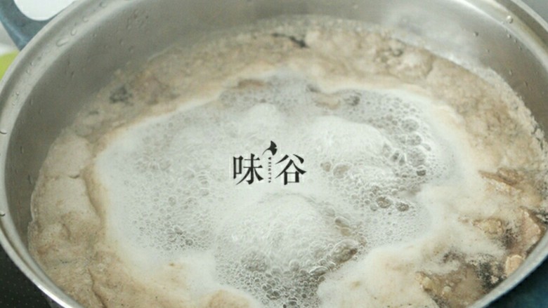 电饭煲版咖喱牛腩,牛腩入锅加清水煮开1分钟，煮出血沫。