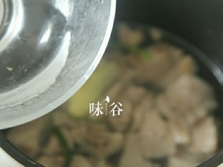 电饭煲版咖喱牛腩,加水没过牛腩。