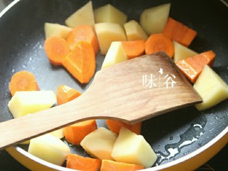 电饭煲版咖喱牛腩, 炒锅热油，倒入胡萝卜马铃薯，炒到有香味溢出即可装起备用。