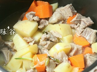 电饭煲版咖喱牛腩,一个小时后把胡萝卜和马铃薯倒入锅内和牛腩一起煮。