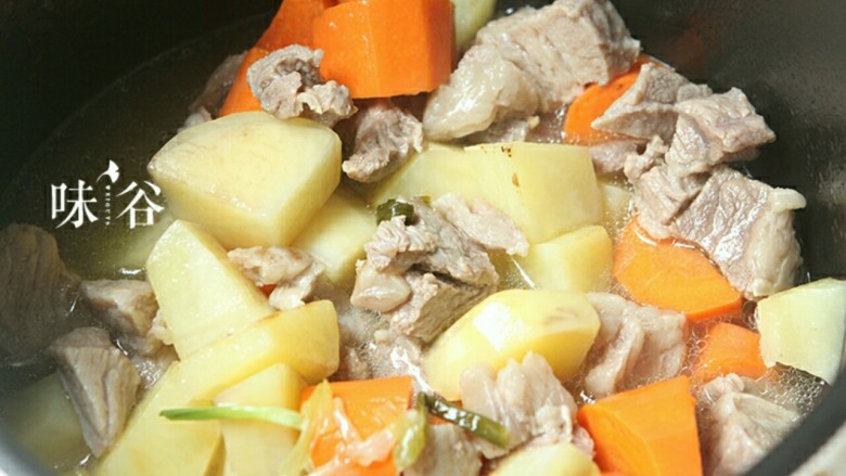 电饭煲版咖喱牛腩,一个小时后把胡萝卜和马铃薯倒入锅内和牛腩一起煮。
