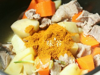 电饭煲版咖喱牛腩,倒入咖喱粉，继续焖煮20分钟左右。