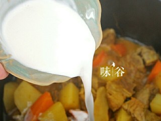 电饭煲版咖喱牛腩,萝卜和马铃薯都煮软了后加入椰浆，可以放入一小匙糖，煮10分钟即可。