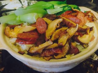 超级懒人煲仔饭,将准备好的香菇 腊肠 油菜铺入米饭上。小火蒸煮10分钟就可以啦。