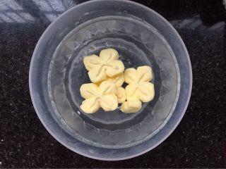 童趣十足的蘑菇饼干,1.黄油隔着热水融化